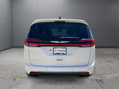 Used 2024 Chrysler Pacifica Touring-L FWD image 4