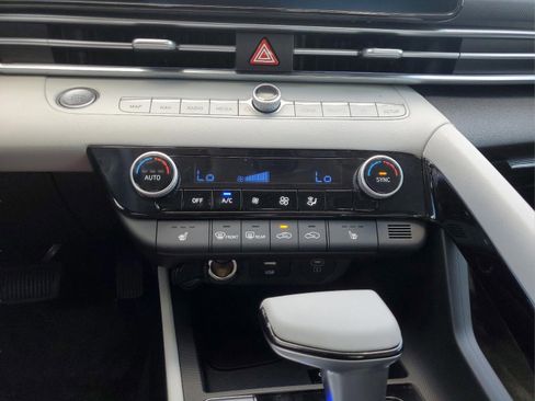 Used 2025 Hyundai Elantra Limited image 30