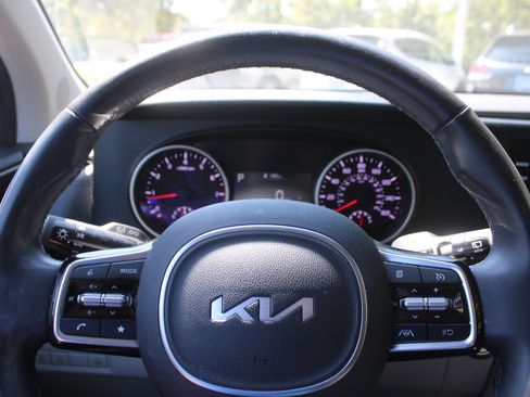 Certified 2024 Kia Carnival LX FWD image 30