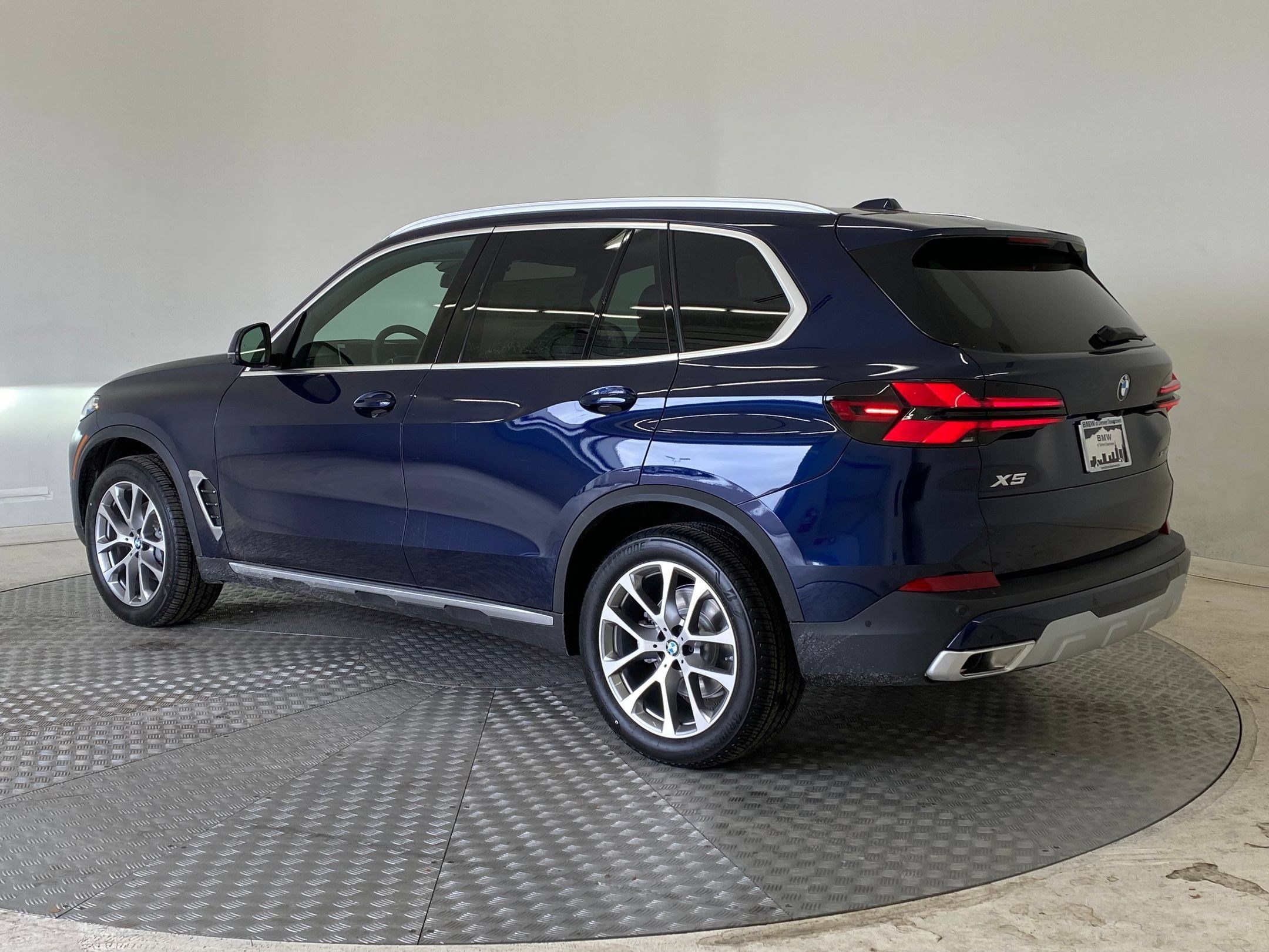 Used 2026 BMW X5 xDrive40i w/ Premium Package AWD/4WD image 3