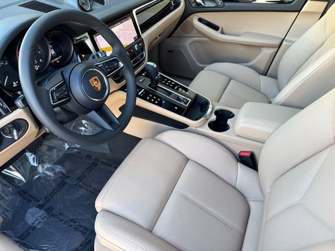 Certified 2026 Porsche Macan AWD/4WD image 4