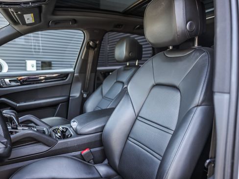 Certified 2023 Porsche Cayenne AWD/4WD image 5