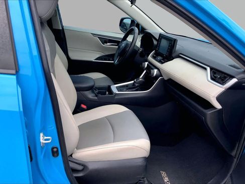 Used 2021 Toyota RAV4 XLE Premium FWD image 9