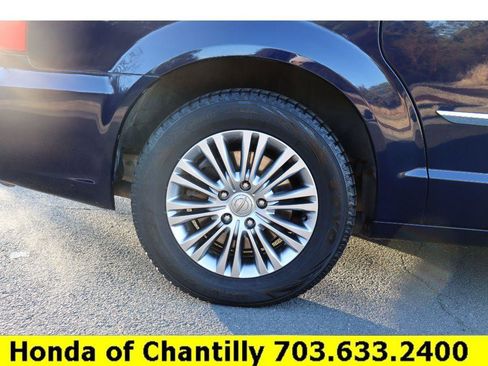 Used 2013 Chrysler Town & Country Touring-L image 30