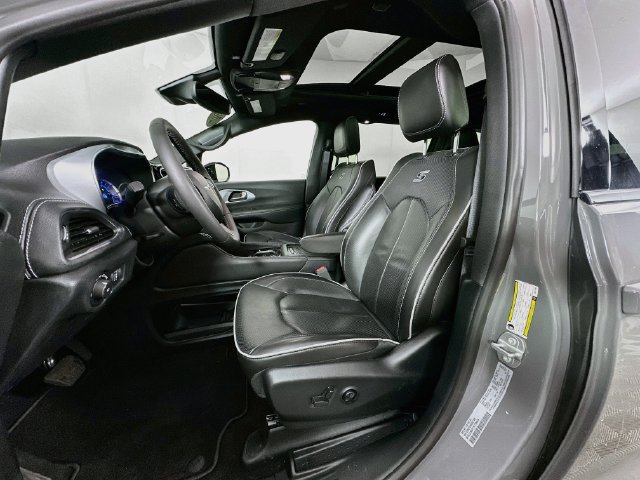 Used 2025 Chrysler Pacifica Premium FWD image 20