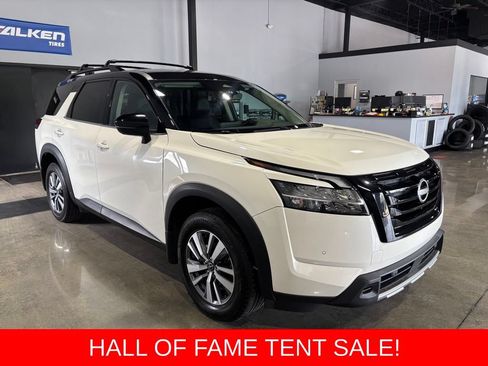 Used 2023 Nissan Pathfinder SL w/ Black Appearance Package AWD/4WD image 4