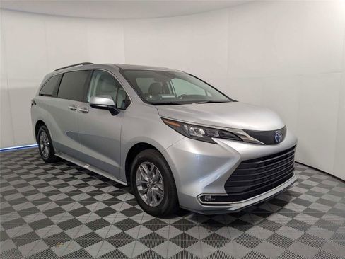 Used 2024 Toyota Sienna XLE FWD image 3