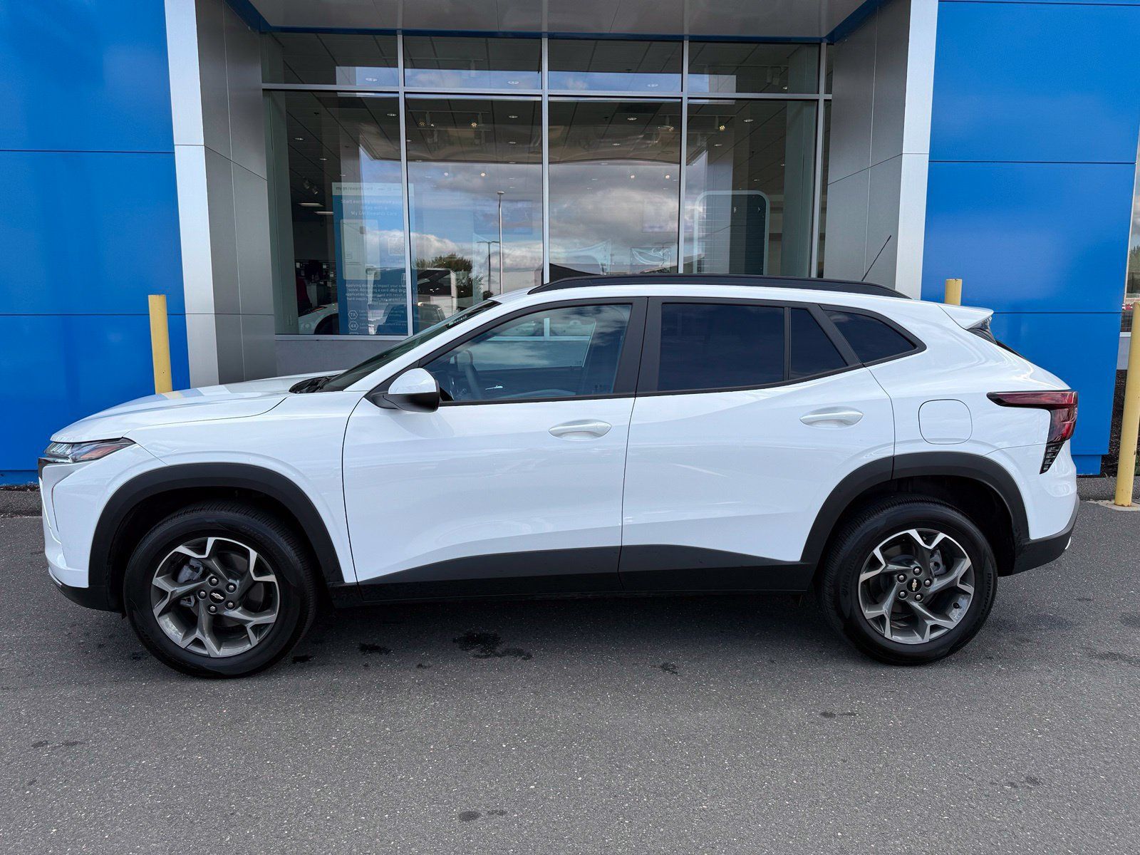 Used 2025 Chevrolet Trax LT FWD image 8