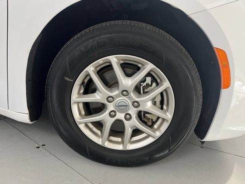 Used 2024 Chrysler Pacifica Touring-L FWD image 17