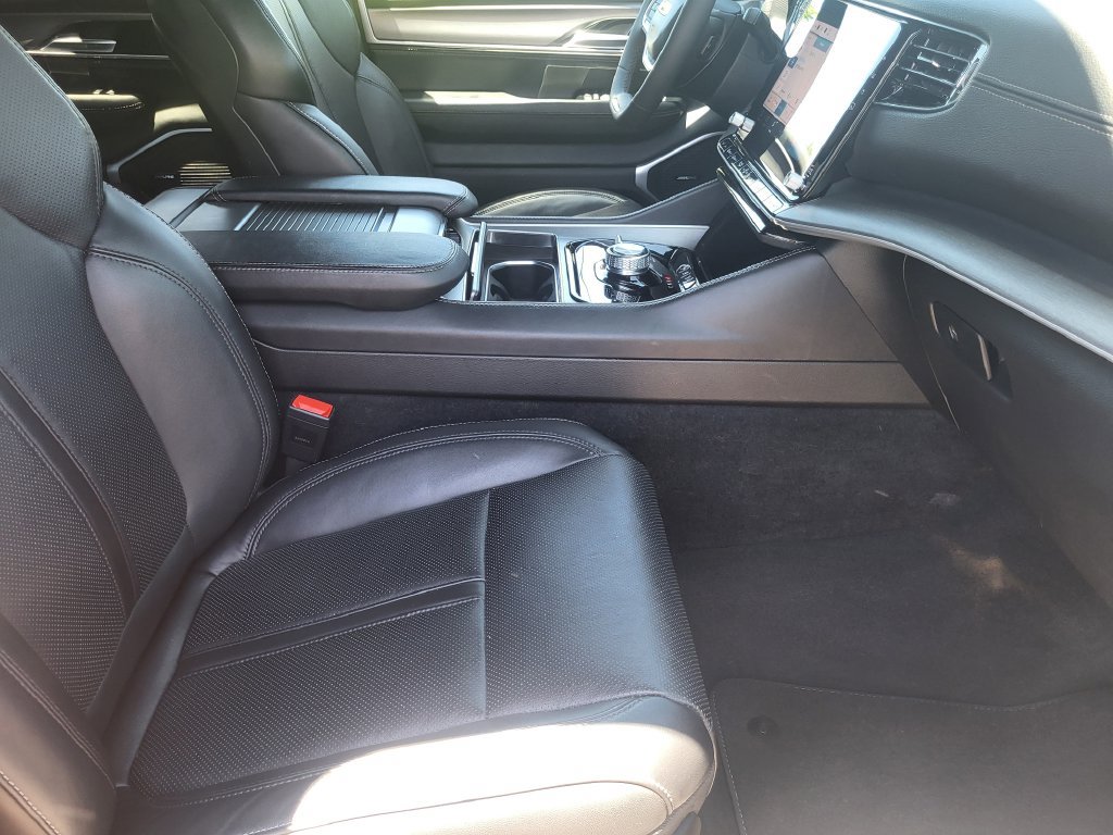 Used 2025 Jeep Wagoneer 4WD image 14