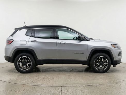 Used 2025 Jeep Compass Trailhawk w/ Trailer Tow Group AWD/4WD image 11