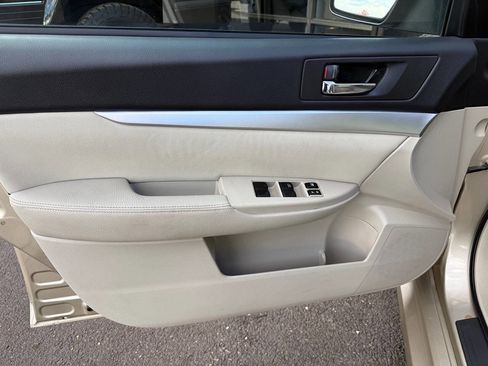 Used 2010 Subaru Legacy 2.5i Premium image 4