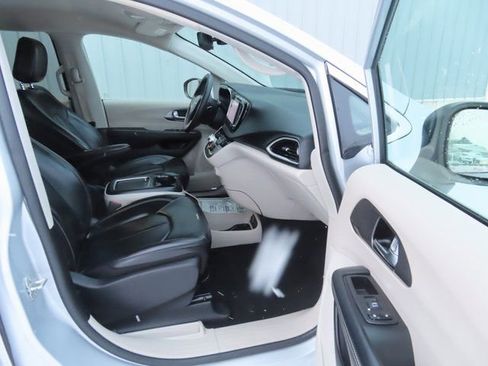 Used 2023 Chrysler Pacifica Touring-L image 23