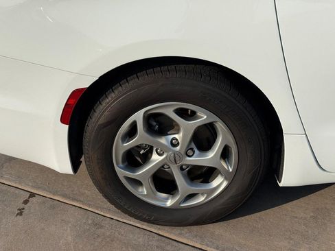 Used 2024 Chrysler Pacifica Limited FWD image 6