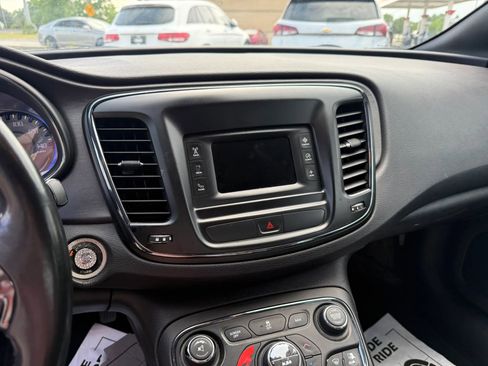 Used 2016 Chrysler 200 S w/ Comfort Group FWD image 19