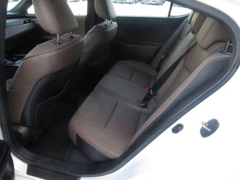 Used 2024 Lexus ES 350 Base 4dr Sedan w/ Premium Package image 16