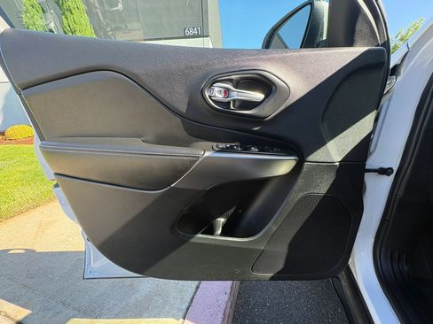 Used 2019 Jeep Cherokee Latitude w/ Popular Appearance Group AWD/4WD image 10