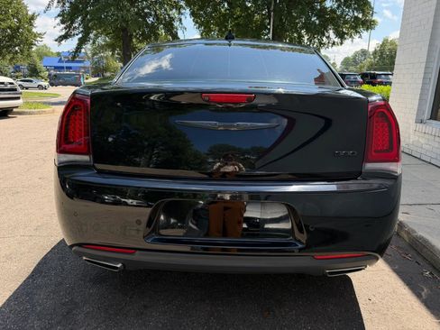 Used 2022 Chrysler 300 Touring L w/ Comfort Group RWD image 6