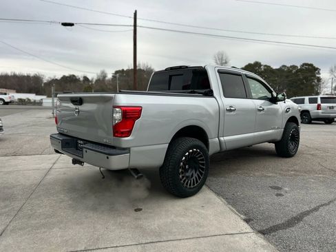 Used 2017 Nissan Titan SL image 11