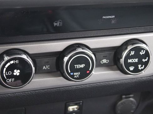 Used 2016 Toyota Tacoma SR5 image 32