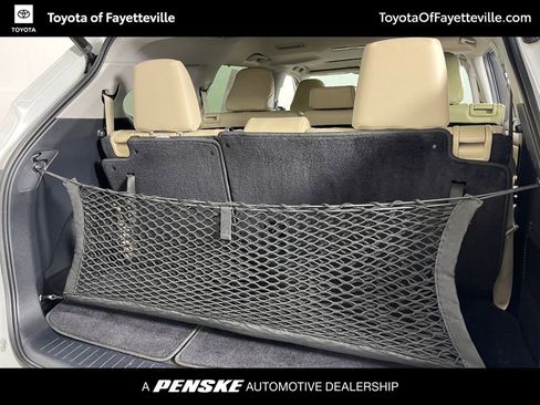 Used 2022 Toyota Highlander XLE FWD image 23