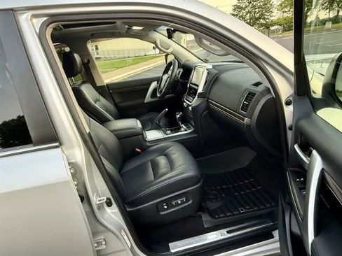 Used 2017 Toyota Land Cruiser image 16