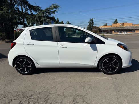 Used 2017 Toyota Yaris SE image 8