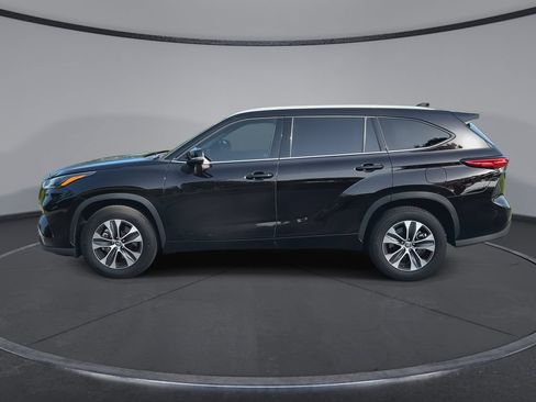 Used 2022 Toyota Highlander XLE FWD image 5