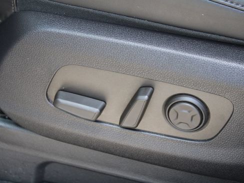 Used 2025 Kia Carnival EX FWD image 30