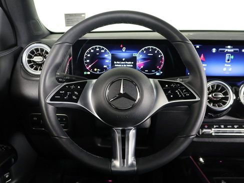 Used 2025 Mercedes-Benz GLB 250 4MATIC image 35