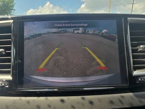 Used 2024 Chrysler Pacifica Touring-L FWD image 25