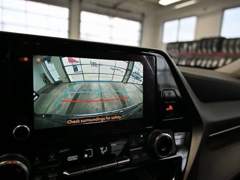 Certified 2023 Toyota Highlander XLE image 17