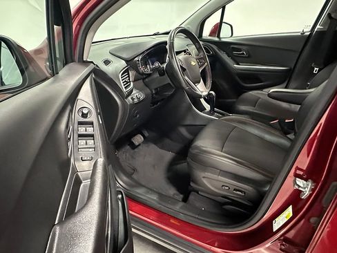 Used 2022 Chevrolet Trax LT w/ LT Convenience Package AWD/4WD image 19