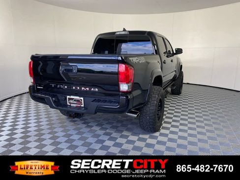 Used 2017 Toyota Tacoma TRD Sport w/ Tow Package (A/T) AWD/4WD image 7