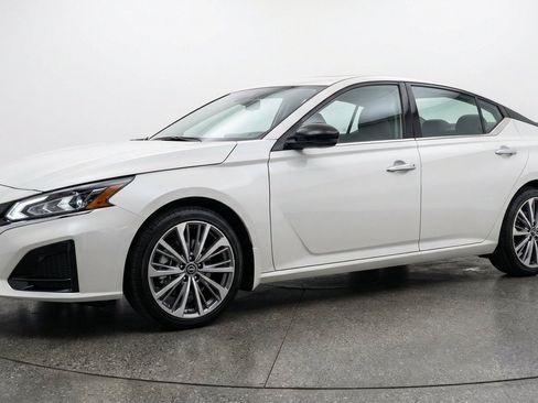 Used 2025 Nissan Altima 2.5 SV FWD image 3