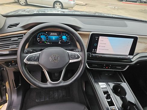 Used 2025 Volkswagen Atlas SE image 16
