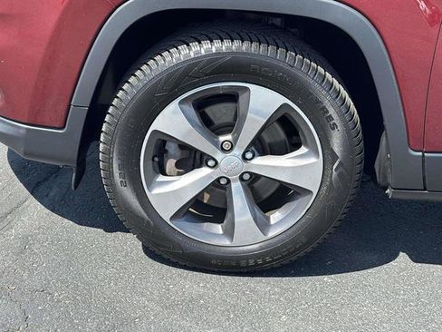 Used 2019 Jeep Cherokee Limited AWD/4WD image 8
