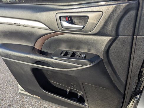 Used 2019 Toyota Highlander XLE image 18