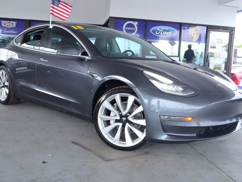 Used 2018 Tesla Model 3 Mid Range RWD image 3