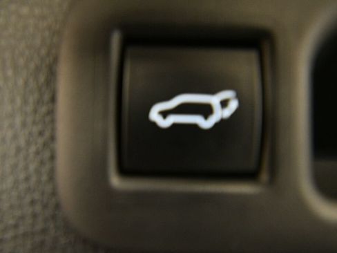 Used 2023 Toyota Highlander XLE AWD/4WD image 26