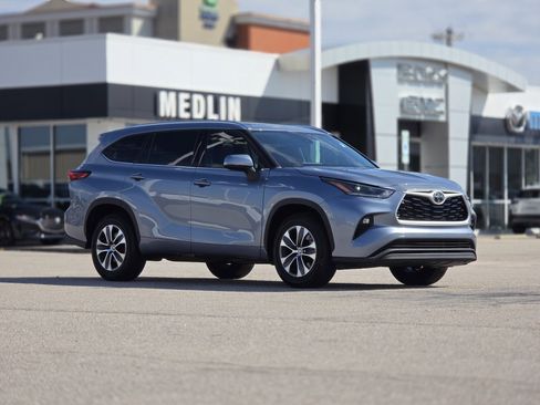 Used 2021 Toyota Highlander XLE image 2