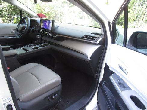 Certified 2025 Toyota Sienna XLE w/ XLE Plus Package AWD/4WD image 19