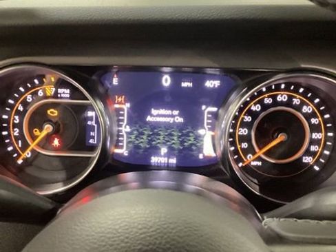 Used 2022 Jeep Gladiator Sport image 10