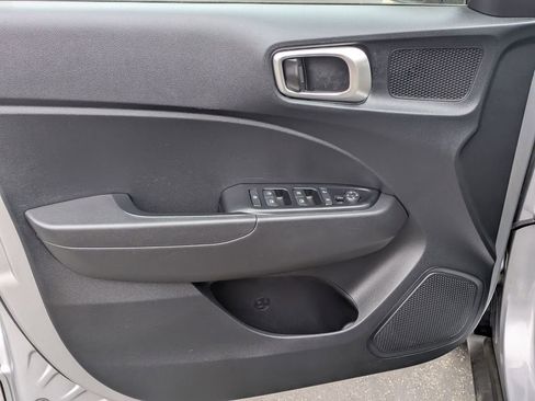 Used 2025 Hyundai Venue SEL FWD image 15
