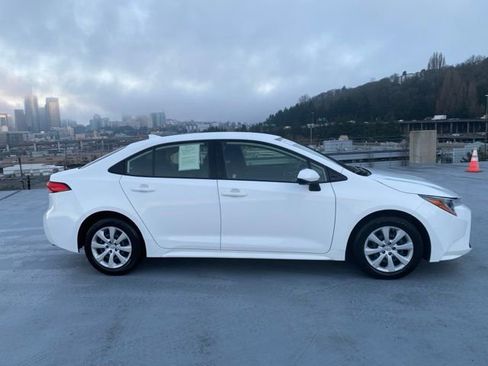 Certified 2022 Toyota Corolla LE image 3