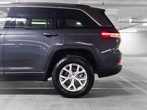 Used 2022 Jeep Grand Cherokee Limited w/ Luxury Tech Group II image 17