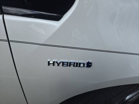 Used 2018 Toyota Prius Three Touring FWD image 9