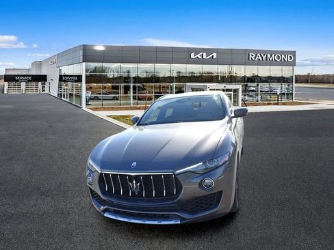 Used 2018 Maserati Levante GranLusso AWD/4WD image 7