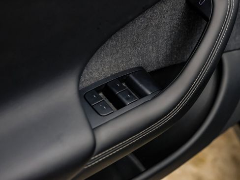 Used 2021 Tesla Model S Plaid image 40