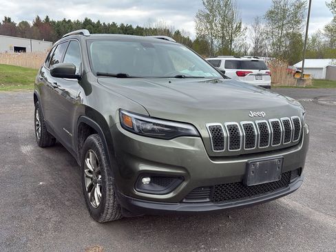 Used 2019 Jeep Cherokee Latitude Plus w/ Cold Weather Group AWD/4WD image 2
